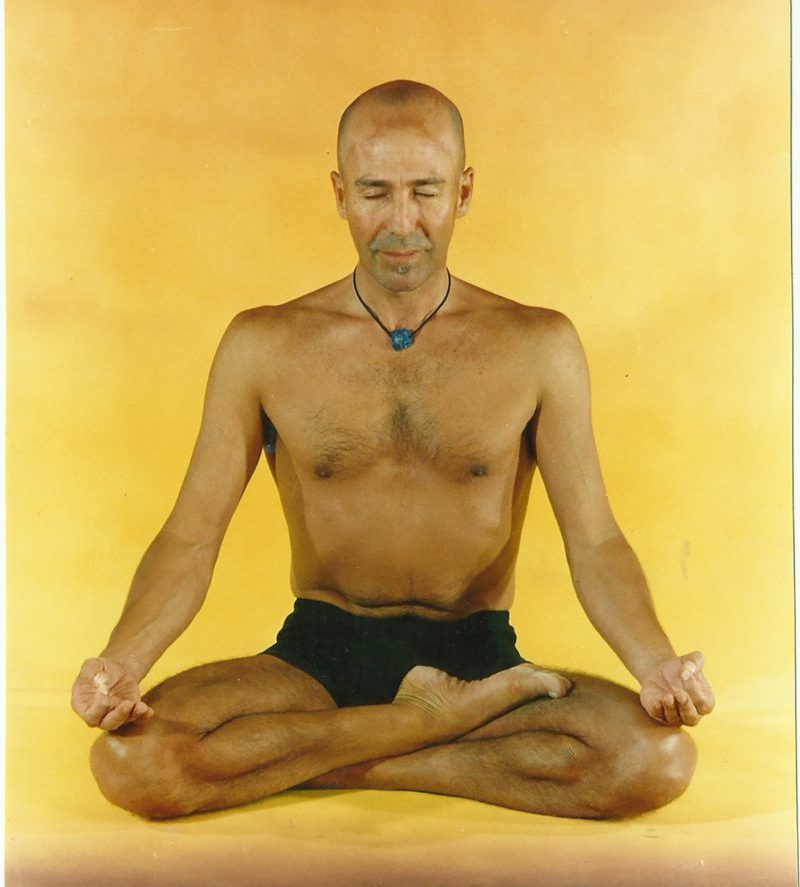 半跏趺坐で座り瞑想をする男性