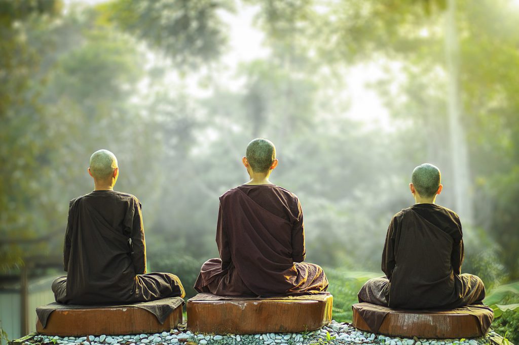 座って瞑想する三人の僧侶
