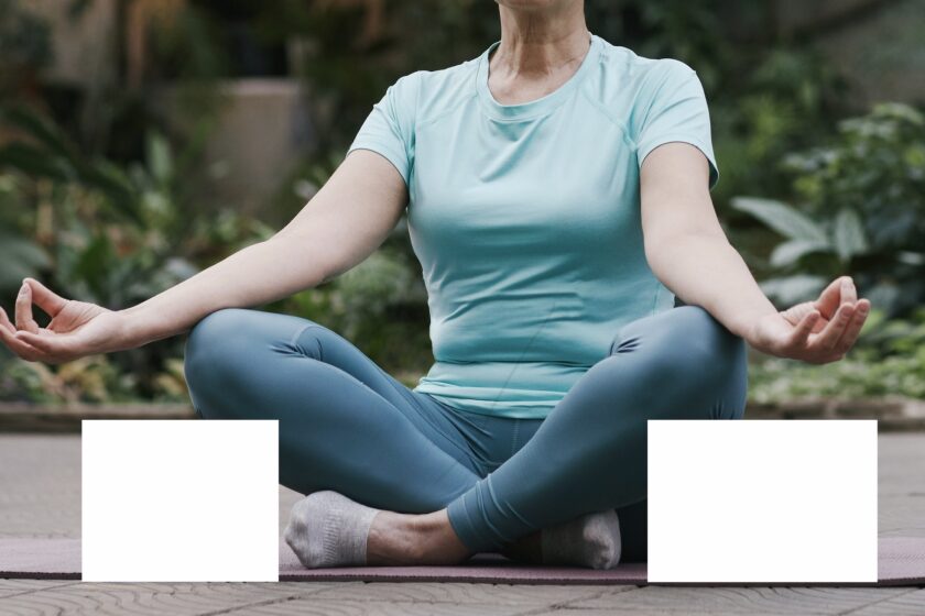 瞑想時にあぐらで座ると膝が持ち上がる場合は、膝の下にヨガブロックを置く
